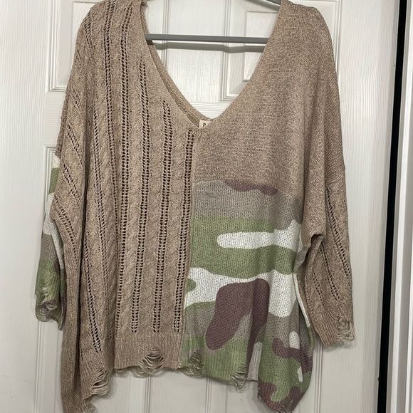 Gorgeous POL OVERSIZED TAN/ CAMOUFLAGE DISTRESSED SWEATER MEDIUM (XL/12/14) - Picture 1 of 7